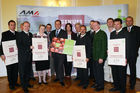 Pressekonferenz Genussregion Österreich, Grazer Burg, Weißer Saal, Urkundenübergabe an Bürgermeister der Apfelregion.