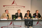 v.l.: Dr. Othmar Thann (Direktor Kuratorium f. Verkehrssicherheit), Univ.-Prof. Dr. Peter Hackl (Fachstatistischer Generaldirektor, Statistik Austria), Liese Prokop (BM f. Inneres), Hubert Gorbach (Vizekanzler und BM VIT)