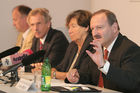 v.l.: Dr. Othmar Thann (Direktor Kuratorium f. Verkehrssicherheit), Univ.-Prof. Dr. Peter Hackl (Fachstatistischer Generaldirektor, Statistik Austria), Liese Prokop (BM f. Inneres), Hubert Gorbach (Vizekanzler und Bundesminister fŸr Verkehr, Innovation und Technologie)