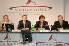 v.l.: Dr. Othmar Thann (Direktor Kuratorium f. Verkehrssicherheit), Univ.-Prof. Dr. Peter Hackl (Fachstatistischer Generaldirektor, Statistik Austria), Liese Prokop (BM f. Inneres), Hubert Gorbach (Vizekanzler und BM VIT)