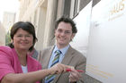 StadtrŠtin Renate Brauner (Gesundheit und Soziales) und Markus Reiter (GeschŠftsfŸhrer neunerHAUS) befestigen die Tafel. Das neunerHAUS bietet Menschen in akuter Wohnungslosigkeit Unterschlupf.