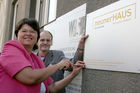 StadtrŠtin Renate Brauner (Gesundheit und Soziales) und Johannes Lorenz (Hausleiter neunerHAUS) beweisen handwerkliches Geschick beim Befestigen der Tafel. Das neunerHAUS bietet Menschen in akuter Wohnungslosigkeit Unterschlupf.