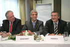 VBI AG Bilanz 2005. v.l: Dipl. Vw.R. Weingartner, Ressort Corporate Banking, Dr. F. Boschert, Vorstandsvorsitzender d. VBI (Ressort Retail Banking), Mag. Wolfgang Perdich, Vorstandsdir.Österr.VB AG