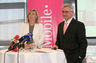 Andrea Karner, seit August Pressesprecherin von T-Mobile und Dr. Georg Pölzl, Vorsitzender der Geschäftsführung T-Mobile Austria, sprechen über den Kauf von tele.ring