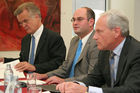 Dr. Wilfried Stadler (Generaldirektor, Investkredit Bank), Mag. Matthias Neumüller (Projektleiter Asset Securitisation, Investkredit Bank), Dr. Rudolf Jurak (Vorsitzender d. Vorstandes, BF Edelstahl)