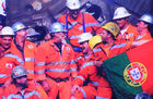 Freude herrscht an der Alpentransitbaustelle bei der Durchstichstagsfeier im Gotthardtunnel. World record and history mark: The Alp tranist construction site in the Gotthard-tunnel few minutes after break through the 57 km long tunnel.