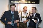 Festveranstaltung GENUSS REGION ÖSTERREICH mit Partnern der „Allianz für starke Regionen“, Birkfeld - Peter Roseggerhalle.
Links i. Bild, Gerald Paunger (Verkaufsdirektor für Stmk. u. südl. Bgld., Brau Union Österreich AG) - Rechts i.Bild, Peter Koblischek (Direktor Feinkost, Billa AG), am Stand der Brau Union Österreich AG.