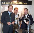 Festveranstaltung GENUSS REGION ÖSTERREICH mit Partnern der „Allianz für starke Regionen“, Birkfeld - Peter Roseggerhalle.
Links i. Bild, Gerald Paunger (Verkaufsdirektor für Stmk. u. südl. Bgld., Brau Union Österreich AG) - Rechts i.Bild, Peter Koblischek (Direktor Feinkost, Billa AG), am Stand der Brau Union Österreich AG.