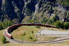 Der Bernina Express in der Schlaufe bei der Alp Grüm auf der Fahrt durch das Unesco Weltkulturerbe. 