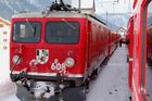 Kreuzende Züge des Glacier Express und Lokomotive der Rhätischen Bahn im Engadin. 
