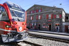 100 Jahr Feier Bernina-Bahn: Einer der sieben neuen Bernina Express Triebwagen der Rhätischen Bahn am Hospitz. 