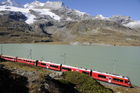 Der Bernina Express Zug überquert den Hospitz und fährt am Lago Bianco entlang nach ins Engadin runter. Seit 100 Jahren.