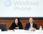 (c) fotodienst / Anna Rauchenberger - Wien, am 11.10.2010 - Microsoft stellt heute weltweit und hier bei einer Pressekonferenz im K47 Keyclub in Wien gemeinsam mit Partnern und Mobilfunkbetreibern die ersten Windows Phone 7 Smartphones vor. Windows Phone 7 macht die Benutzung von Smartphones einfacher und intuitiver. Erhältlich sind die ersten erxklusiven Windows Phone 7 basierten Smartphones ab Ende Oktober von führenden Geräteherstellern. FOTO v.l.:  Petra Jenner, Geschäftsführerin Microsoft Österreich, Alexander Sperl, Vorstandsdirektor A1 Telekom Austria