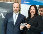 (c) fotodienst / Anna Rauchenberger - Wien, am 11.10.2010 - Microsoft stellt heute weltweit und hier bei einer Pressekonferenz im K47 Keyclub in Wien gemeinsam mit Partnern und Mobilfunkbetreibern die ersten Windows Phone 7 Smartphones vor. Windows Phone 7 macht die Benutzung von Smartphones einfacher und intuitiver. Erhältlich sind die ersten erxklusiven Windows Phone 7 basierten Smartphones ab Ende Oktober von führenden Geräteherstellern. FOTO v.l.:  Alexander Sperl, Vorstandsdirektor A1 Telekom Austria, Petra Jenner, Geschäftsführerin Microsoft Österreich