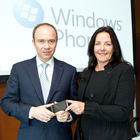 (c) fotodienst / Anna Rauchenberger - Wien, am 11.10.2010 - Microsoft stellt heute weltweit und hier bei einer Pressekonferenz im K47 Keyclub in Wien gemeinsam mit Partnern und Mobilfunkbetreibern die ersten Windows Phone 7 Smartphones vor. Windows Phone 7 macht die Benutzung von Smartphones einfacher und intuitiver. Erhältlich sind die ersten erxklusiven Windows Phone 7 basierten Smartphones ab Ende Oktober von führenden Geräteherstellern. FOTO v.l.:  Alexander Sperl, Vorstandsdirektor A1 Telekom Austria, Petra Jenner, Geschäftsführerin Microsoft Österreich