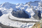 Die Sicht auf die Dufourspitze und den Grenzgletscher vom Gornergrad aus. Swiss alps panoramic view to the Dufourspitze and melting Grenzglacier from Gornergrad.