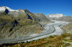 Von der Moosfluh (auf 2333 MüM) oberhalb der Riederalp haben Wanderer und Biker einen herrlichen Blick auf den längsten Gletscher der Schweizer Alpen. From Moosfluh above Riederalp trekkers and bikers have a wonderfull view to the longest melting glacier in the Swiss Alps