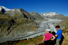 Von der Moosfluh (auf 2333 MüM) oberhalb der Riederalp haben Wanderer und Biker einen herrlichen Blick auf den längsten Gletscher der Schweizer Alpen. From Moosfluh above Riederalp trekkers and bikers have a wonderfull view to the longest melting glacier in the Swiss Alps