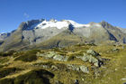 Wanderregion mit fantastische Alpenpanoramasicht auf das Fusshorn und den schmelzenden Gletscher. Swiss alps trekking region Riederalp/Moosfluh and panoramic view to the Fusshorn and the melting glacier