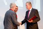 (c) fotodienst / Anna Rauchenberger - Wien, am 07.10.2010 - Heute wurde der Staatspreis Unternehmensqualitaet 2010 vom Wirtschaftsministerium in Kooperation mit der Quality Austria Trainings-, Zertifizierungs- und Begutachtungs GmbH im Julius Raab Saal der Wirtschaftskammer in Wien verliehen. FOTO: Übereichung des Jurypreis für Ausgewogenheit und Dynamik der Führung beim WIFI Kärnten GmbH durch Wirtschaftsminister Reinhold Mitterlehner (re)