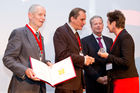 (c) fotodienst / Anna Rauchenberger - Wien, am 07.10.2010 - Heute wurde der Staatspreis Unternehmensqualitaet 2010 vom Wirtschaftsministerium in Kooperation mit der Quality Austria Trainings-, Zertifizierungs- und Begutachtungs GmbH im Julius Raab Saal der Wirtschaftskammer in Wien verliehen. FOTO: Übereichung des Jurypreis für Ausgewogenheit und Dynamik der Führung beim WIFI Kärnten GmbH