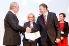 (c) fotodienst / Anna Rauchenberger - Wien, am 07.10.2010 - Heute wurde der Staatspreis Unternehmensqualitaet 2010 vom Wirtschaftsministerium in Kooperation mit der Quality Austria Trainings-, Zertifizierungs- und Begutachtungs GmbH im Julius Raab Saal der Wirtschaftskammer in Wien verliehen. FOTO:  Gratulationen zum Jurypreis fuer besondere Leistungen für Vertreter des Allgemeinen Krankenhauses der Stadt Linz