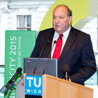 (c) fotodienst / Anna Rauchenberger - Wien, am 30.09.2010 - Heute wurde der 'Lehartrakt', das neue Hightech Forschungs- und Lehrgebäude der Technischen Universität (TU) Wien am Getreidemarkt nach knapp dreijähriger Bauzeit eröffnet. Rund 100 WissenschafterInnen und 700 Studierenden der Technischen Chemie stehen ab sofort modernste Labors und Büros zur Verfügung. FOTO: Rektor Peter Skalicky, TU Wien