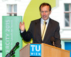 (c) fotodienst / Anna Rauchenberger - Wien, am 30.09.2010 - Heute wurde der 'Lehartrakt', das neue Hightech Forschungs- und Lehrgebäude der Technischen Universität (TU) Wien am Getreidemarkt nach knapp dreijähriger Bauzeit eröffnet. Rund 100 WissenschafterInnen und 700 Studierenden der Technischen Chemie stehen ab sofort modernste Labors und Büros zur Verfügung. FOTO: Wolfgang Gleissner, BIG Geschäftsführer.