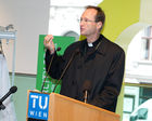 (c) fotodienst / Anna Rauchenberger - Wien, am 30.09.2010 - Heute wurde der 'Lehartrakt', das neue Hightech Forschungs- und Lehrgebäude der Technischen Universität (TU) Wien am Getreidemarkt nach knapp dreijähriger Bauzeit eröffnet. Rund 100 WissenschafterInnen und 700 Studierenden der Technischen Chemie stehen ab sofort modernste Labors und Büros zur Verfügung. FOTO: Wr. Weihbischof Stephan Turnovszky