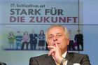 (C)fotodienst/Anna Rauchenberger Wien, 29.09.2010 -  IT-Wissen ist eine unentbehrliche Grundlage für den Umgang mit Computern: 2014 werden weniger als zehn Prozent aller Jobs ohne IT-Kenntnisse auskommen. Die IT-Fitness Initiative von Microsoft Österreich und Partnern testet seit März 2010 die IT-Kenntnisse der ÖsterreicherInnen. Der Fokus liegt nun auf dem Arbeitsmarkt bzw. den SeniorInnen. FOTO: Rudolf Hundstorfer, BM für Soziales, Arbeit und Konsumentenschutz