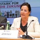 (C)fotodienst/Anna Rauchenberger Wien, 29.09.2010 -  IT-Wissen ist eine unentbehrliche Grundlage für den Umgang mit Computern: 2014 werden weniger als zehn Prozent aller Jobs ohne IT-Kenntnisse auskommen. Die IT-Fitness Initiative von Microsoft Österreich und Partnern testet seit März 2010 die IT-Kenntnisse der ÖsterreicherInnen. Der Fokus liegt nun auf dem Arbeitsmarkt bzw. den SeniorInnen. FOTO: Petra Jenner, GF Microsoft Österreich