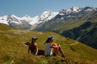 Rastplatz fürWanderer im Val d'Anniviers im Wallis, das über wunderschöne Wanderwege auf 2000 Höhenmeter mit Sicht auf etliche Viertausender verfügt. Having a break from the hike through the swiss alps of the Val d'Anniviers, where you can see four mountains over 4000 Meter