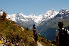 Familienurlaub und Rundwanderungen im Val d'Anniviers im Wallis, das über wunderschöne Wanderwege auf 2000 Höhenmeter mit Sicht auf etliche Viertausender verfügt. Familly-holidays in the swiss alps of the Val d'Anniviers, where you can see four mountains over 4000 Meter