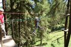 Abenteuer-Parcours im Walliser Wald bei Vercorin mit Hängebrücken und Seilwinden über 100 Meter. Adventure-Park for kids and adults in the forest near Vercorin in the Valley of 