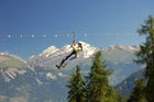 Abenteuer-Parcours im Walliser Wald bei Vercorin mit Hängebrücken und über 100 Meter langen Seilwinden für den Adrenalin-Kick bei der gut gesicherten Fahrt durch die Berglandschaft. Fun for kids and adrenalin-kicks for adults in the forest-adventure-park 