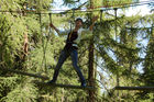 Abenteuer-Parcours im Walliser Wald bei Vercorin mit Hängebrücken und Seilwinden über 100 Meter. Adventure-Park for kids and adults in the forest near Vercorin in the Valley of 