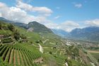 Wandern entlang der Suonen (Wasserkanäle) mit Blick auf das Rhonetal, wo sich das grösste Wein-Anbaugebiet der Schweiz befindet. Mit 5200 ha ist das Wallis der grösste Weinanbau-Kanton der Schweiz. 22'000 Rebberg-Besitzer gibt es hier im Rhonetal mitten in den Alpen.Walking (hiking) through the Swiss Alp vally Wallis along the 