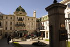 Das Eingangsportal des Grand Hotel Kronenhof in Pontresina, das zu den architektonisch schönsten Hotel der Alpen zählt - und seit 2009 auch über einen 2000 Quadratmeter grossen SPA verfügt. Der Kronenhof ist Mitglied der Leading Hotels of the World und der Swiss Deluxe Hotels. 