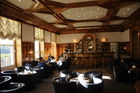 Die gemütliche Bar des Grand Hotel Kronenhof in Pontresina mit fantastischem Alpenblick. Das Engadiner Luxushotel zählt zu den architektonisch schönsten Grand Hotels der Alpen und hat 2009 auch einen 2000 Quadratmeter grossen SPA für das Wohlergehen der Gäste zu bieten.
Der Kronenhof ist Mitglied der Leading Hotels of the World und der Swiss Deluxe Hotels. 