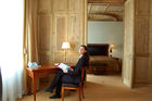 Eine mit wunderschönen Arven-Holz Ornamenten dekorierte Decke und gemütlich eingerichtete Suite im Grand Hotel Kronenhof in Pontresina.