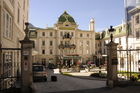 Das Eingangsportal des Grand Hotel Kronenhof in Pontresina, das zu den architektonisch schönsten Hotel der Alpen zählt - und seit 2009 auch über einen 2000 Quadratmeter grossen SPA verfügt. Es liegt mitten in der atemberaubend schönen Alpenwelt des Engadins und zählt zu den Leading Hotels of the world. 