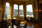 Das majestätische Alpenpanorama ist vom Foyer des Grand Hotel Kronenhof in Pontresina gut ersichtlich.