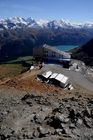 Blick vom Gipfel des Piz Nair auf die Bergstation, die Oberengadiner malerischen Gletscherseen und das majestätische Alpenpanorama. Der Klimawandel lässt den Permafrost und die Gletscher schmelzen. 