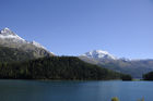 Der Gebirgssee von St. Moritz und das prächtige Alpenpanorama. Lake St. Moritz in the valley of Oberengadin with a panoramic view to the Swiss alps.