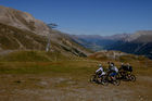 Mountain Bikers auf dem Weg zum Piz NAir rasten auf der Corviglia über St. Moritz. Mountain bikers above St. Moritz on Corviglia on their way to Piz NAir.