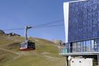 Die mit Solarstrom betriebene Corviglia-Piz NAir Seilbahn. The Corviglia-Piz Nair cable car above St. Moritz is powered by solar energy