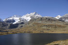 Touristenattraktion: Bernina-Express beim Lago Bianco auf dem Bernina Hospitz. Tourist attraction: Bernina train driving along lake Bianco in the Swiss Alps at the Bernina Hospitz