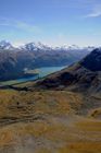 Blick vom Gipfel des Piz Nair auf die Oberengadiner malerischen Gletscherseen und das majestätische Alpenpanorama. Der Klimawandel lässt den Permafrost und die Gletscher schmelzen. 