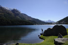 Ein Segelboot zieht eine Runde auf dem Gletscher-See von St. Moritz. Sailing boat cruising bon  lake St. Moritz in the valley of Oberengadin