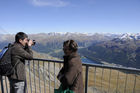 Asiatische Touristen auf dem Piz Nair oberhalb St. Moritz geniessen das herrliche Alpenpanorama des Obernegadins. Asian tourist on top of Piz Nair in the Swiss alps above St. Moritz are enjoying the brathtaking swiss alp panoramic view